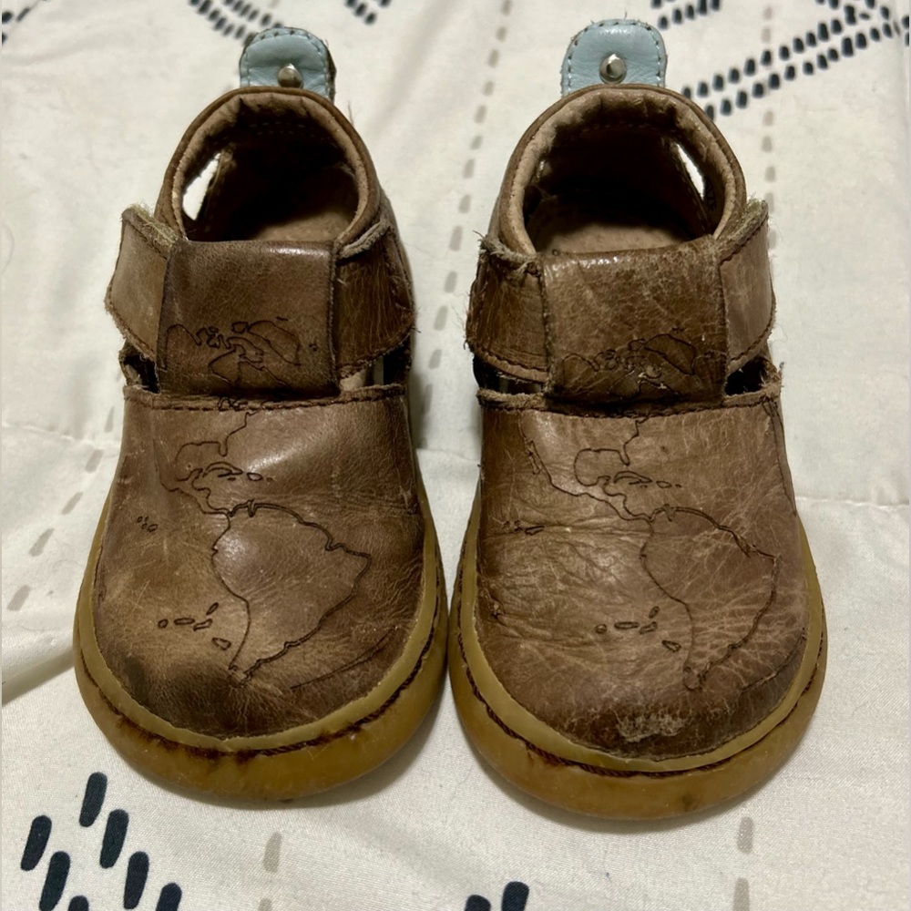 Livie & Luca tan map closed toe sandals size 4